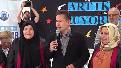 Öğrenmenin yaşı yok! Okuma yazma kursunu başarıyla tamamlayıp kep fırlattılar