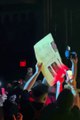 Yailin rompe un cartel de Anuel AA en concierto