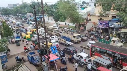 नर्मदापुरम रोड पर लगा लंबा जाम, परेशान हो रहे वाहन चालक