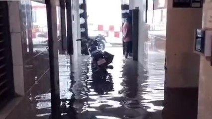 बारिश का तांडव, सैलाब में डूबा अस्पताल, देखिए भयानक Video 