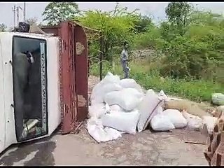 video: पिकअप पलटी, एक घायल बूंदी रेफर