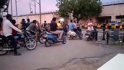 छत पर बैठ कर यात्रा, बरसती बरसात में फाटक खुलने का इंतजार