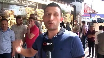 Les citoyens qui voulaient échanger des devises pour l'Aïd al-Adha ont formé une file d'attente.