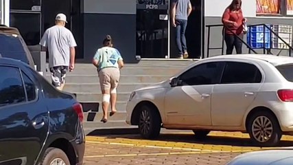 Mulher que foi jogada pelo marido para fora de carro passa por exame de corpo de delito na 15ª SDP
