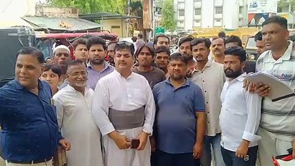 शहर के गंदगी से अटे नालों पर किया प्रदर्शन, नगर परिषद बरत रही अनदेखी