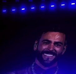 Marco Mengoni si commuove durante un concerto