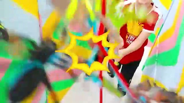 Vlad và Niki đi qua mê cung và những câu chuyện thử thách hài hước khác