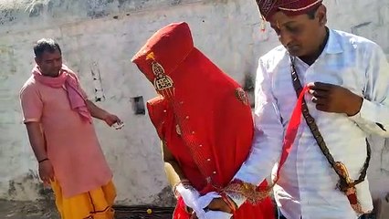 लुटेरी दुल्हन कैसे ले रही सात फेरे: देखें वीडियो