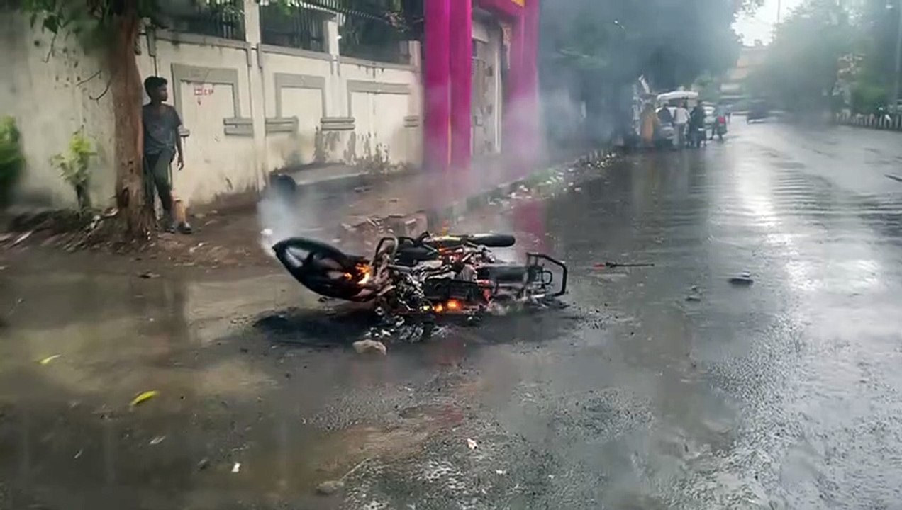 SURAT VIDEO/ गुस्साई भीड़ ने मोबाइल स्नेचर्स की मोटर साइकिल फूंकी