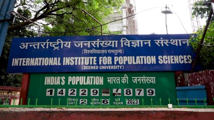 ساعة سكانية في بومباي تروي قصة الهند البلد الأكثر اكتظاظًا بالسكان في العالم