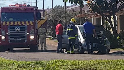Corpo de Bombeiros combate incêndio em veículo no Parque Verde
