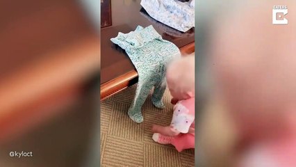 Ce bébé sait déjà plier les vêtements parfaitement