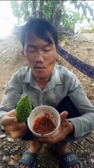 Khổ qua sống chấm muối ớt