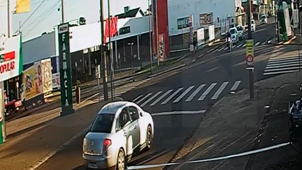 Veja por outro ângulo o acidente entre C4 Pallas e moto na Av. Papagaios