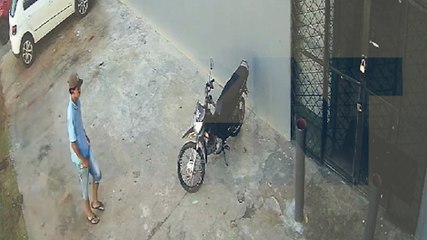 Câmera flagra furto de motocicleta no Pioneiros Catarinenses