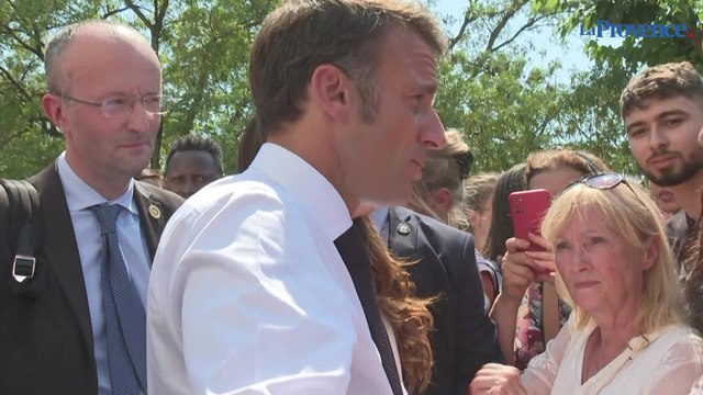 Emmanuel Macron rencontre les habitants de la résidence les Campanules