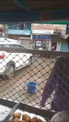 下载视频: ATM booth glass broken in bull fighting in sagar