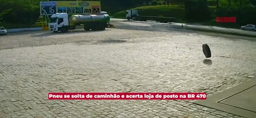 Pneu se solta de caminhão e acerta loja de posto na BR 470