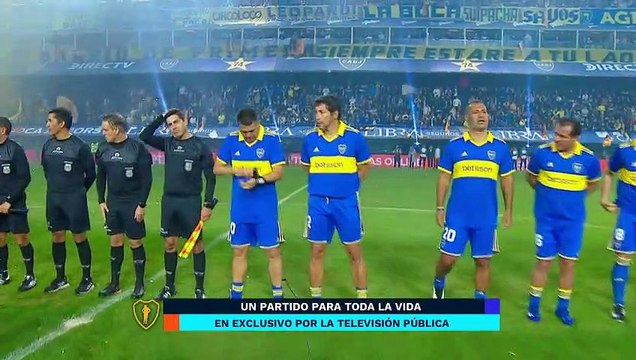 Se saludan los equipos, antes de comenzar el partido de la Selección vs Boca en La Fiesta De Román