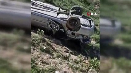 Bahçesaray'da otomobil uçuruma yuvarlandı: 3 yaralı