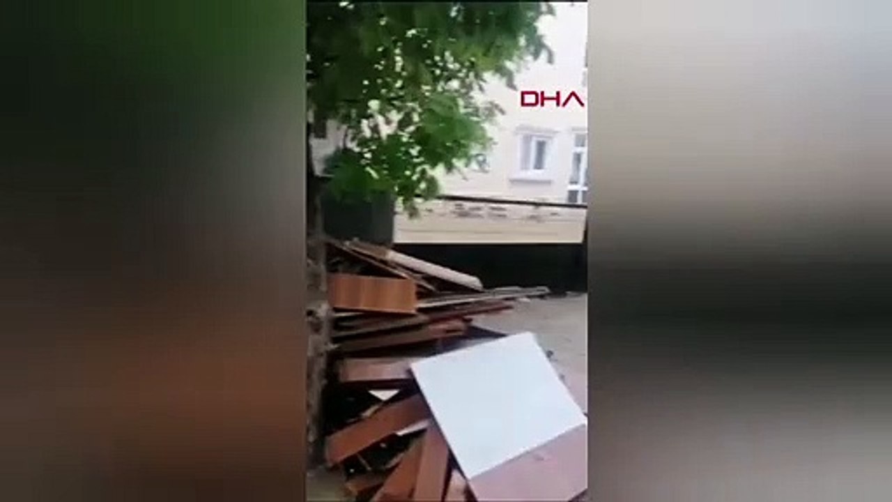 Des routes transformées en rivières après de fortes pluies à Silivri