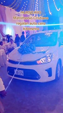 Regalan carro cero kilómetros y terrenos a recién casados en Huancayo