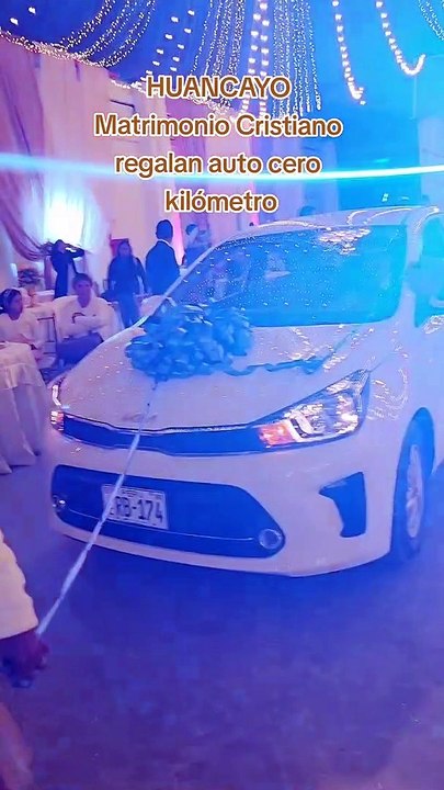 Regalan carro cero kilómetros y terrenos a recién casados en Huancayo