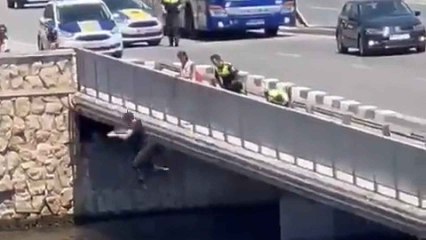 El vídeo en el que se ve a policía local de Alicante tirarse al agua para rescatar a un hombre que amenzaba con suicidarse