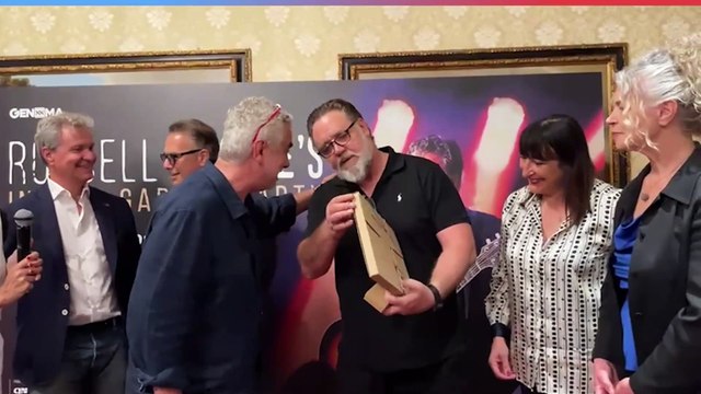 Bologna, Russell Crowe riceve la copia originale del carlino del suo giorno di nascita
