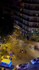 Bomberos trabajan para retirar un árbol caído en el centro de Barcelona