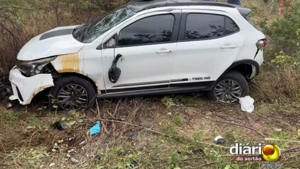 Carro capota com três jovens da cidade de Sousa, na BR-230, entre Pombal e São Domingos