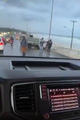Caminhão carregado com carga de milho tomba na Ponte Divaldo Suruagy