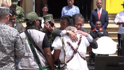 Gobierno colombiano condecora a los rescatistas de los niños que estuvieron 40 días en la selva