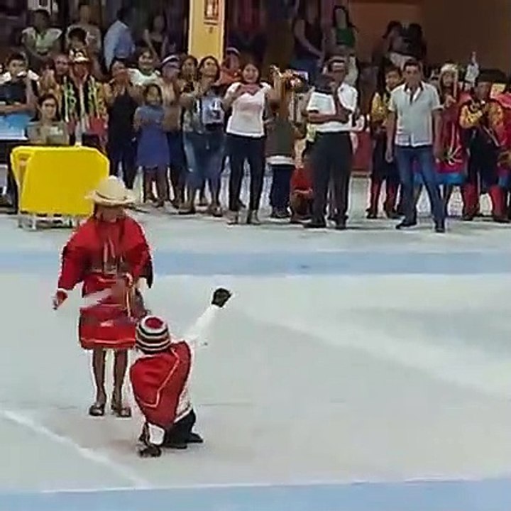 Niño sin piernas baila huayno