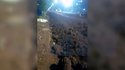 Terra depositada na Rua Guilherme Piovesan impede moradores de saírem de casa
