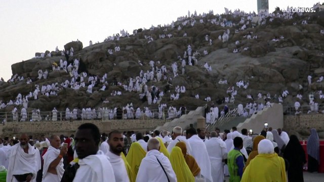 الحجاج يؤدون عند عرفات الركن الأعظم للحج