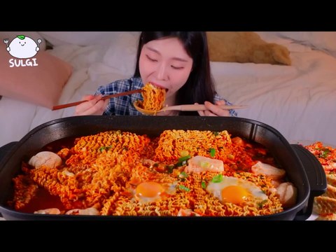 ASMR MUKBANG Late-night meal Spicy YEUL Ramen, Various Dumplings, Fresh Kimchi.