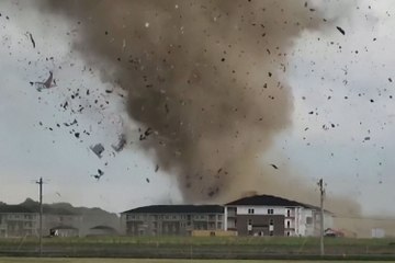 Tornado damages homes in Indiana neighborhood