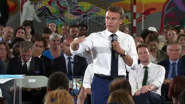 Emmanuel Macron s’emporte face aux habitants des quartiers sensibles : Moi, je ne prends pas les engueulades pour toutes les décennies passées