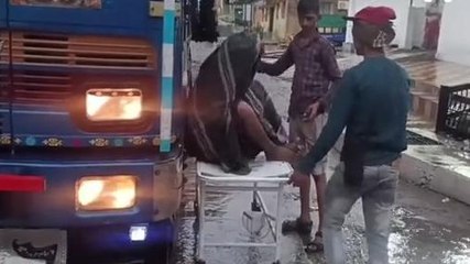 बैतूल: ट्रक पलटने से घायल हुआ क्लीनर, एंबुलेंस नहीं मिली तो ट्रक से पहुंचाया घायल को अस्पताल
