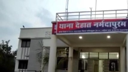 नर्मदापुरम: पार्किंग में खड़ी कार के कांच फोड़कर अज्ञात चोर ने किया हांथ साफ...देखें VIDEO