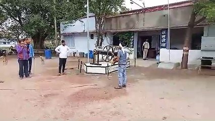 पुलिस थाने में निकला सांप, युवक ने पकड़ा