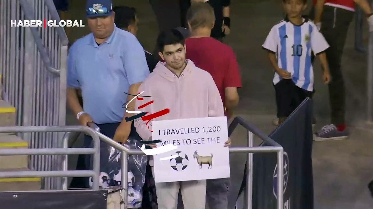 Messi'yi görmek için 2000 km yol yapan taraftar...