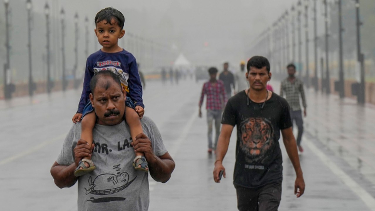 Delhi Weather Updates: दिल्ली पर मेहरबान इंद्र देवता, आज दिन भर मौसम रहेगा भीगा-भीगा