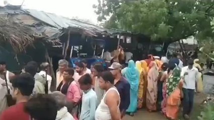 कारी कलवारी गांव के पेड़ में लटकी मिली युवक की लाश, देखिए पूरे गांव में फैली दहशत