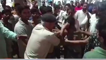 वर्दी की हनक: बीच सड़क पर गरीब रिक्शा चालक को बाल पकड़कर पीटा, देखें वीडियो