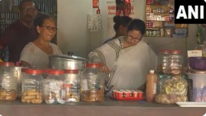 पश्चिम बंगाल: पंचायत चुनाव प्रचार के बीच ममता 'दीदी' पहुंचीं टी-स्टॉल, अपने हाथों से चाय बनाकर परोसी