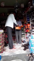 II dokanare puruna chapal kemiti badal kari deuchi II