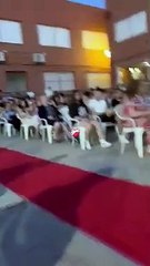 Joven sorprende al llegar a su ceremonia de graduación vestida de novia