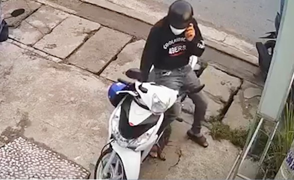 Thanh niên vờ nghe điện thoại rồi bẻ khóa trộm xe máy chỉ trong ít phút